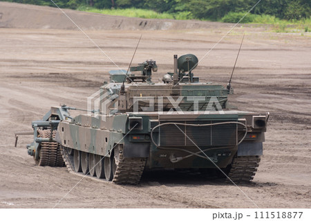 走行する92式地雷原処理ローラ付90式戦車 走行する92式地雷原処理ローラ付90式戦車 111518877