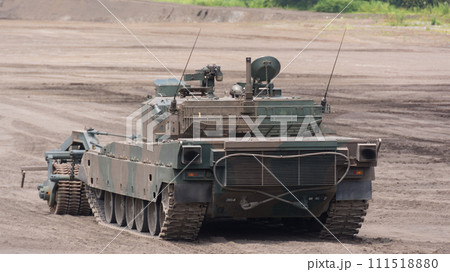 走行する92式地雷原処理ローラ付90式戦車 111518880