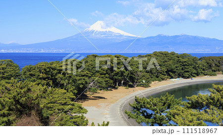 駿河湾から富士山を望む（伊豆半島の静岡県土肥） 111518967