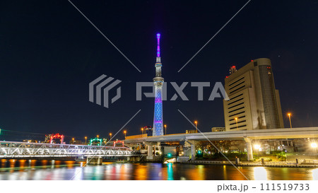 「東京都」隅田川越しにライトアップした東京スカイツリーを望む 夜景 「東京都」隅田川越しにライトアップした東京スカイツリーを望む 夜景 111519733