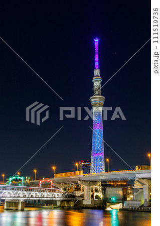 「東京都」隅田川越しにライトアップした東京スカイツリーを望む　夜景 111519736
