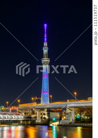 「東京都」隅田川越しにライトアップした東京スカイツリーを望む 夜景 「東京都」隅田川越しにライトアップした東京スカイツリーを望む 夜景 111519737