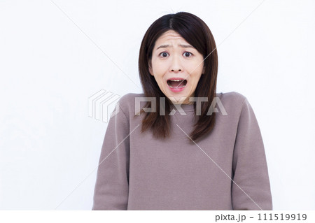 びっくりおどろく40代の女性 111519919