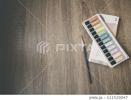 机と絵の具と筆 111520047