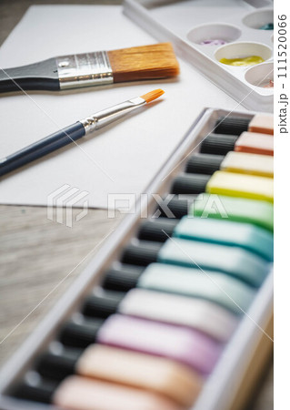 机と絵の具と筆 111520066