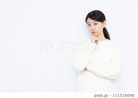 真剣に悩んでいる40代の女性 111520098