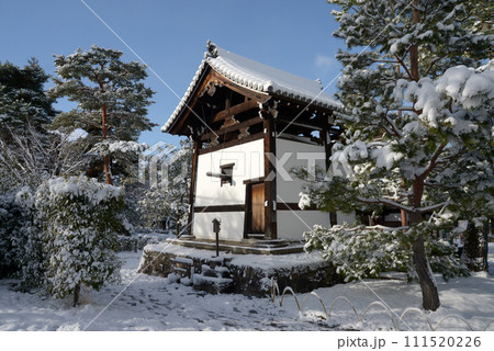 雪の建仁寺　鐘楼　京都市東山区 111520226