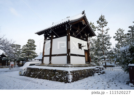 雪の建仁寺　鐘楼　京都市東山区 111520227