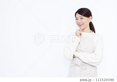 笑顔で考えている40代の主婦 111520390
