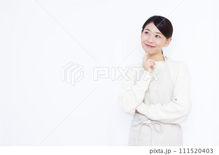 笑顔で考えている40代の主婦 111520403