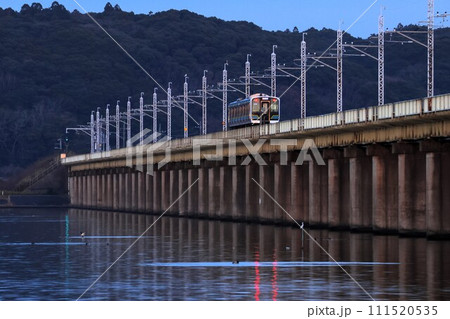 【JR東日本】夕暮れのE131系(鹿島線:延方〜鹿島神宮・北浦橋梁) 【JR東日本】夕暮れのE131系(鹿島線:延方〜鹿島神宮・北浦橋梁) 111520535
