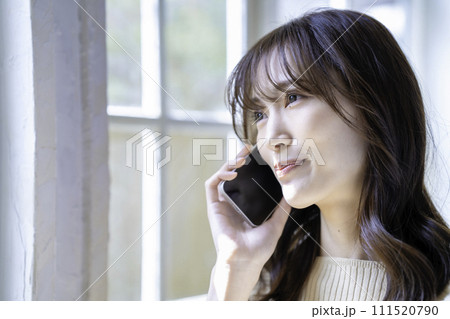 スマホで電話する女性 スマホで電話する女性 111520790