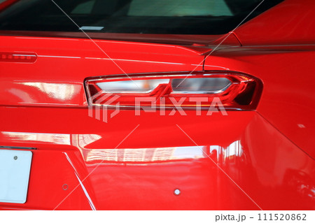 駐車場の赤いスポーツカー　イメージ 111520862