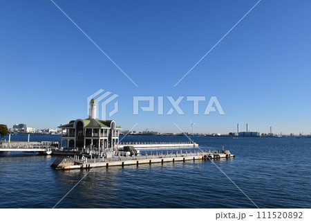 横浜港のぷかりさん橋（ピア21） 111520892