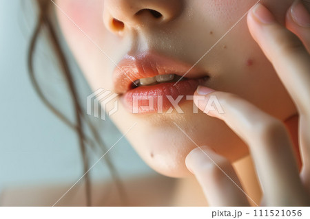 ニキビを気にするアジア人女性のクローズアップ写真 111521056