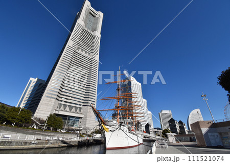 日本丸とランドマークタワー 111521074