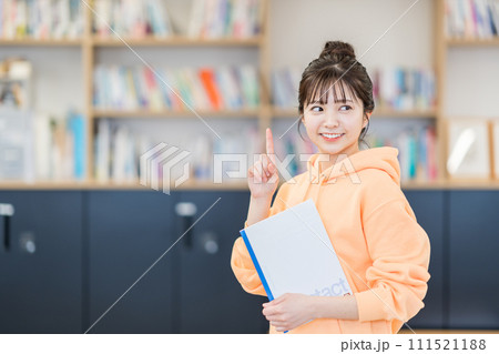 図書館にいる女子大学生。 111521188