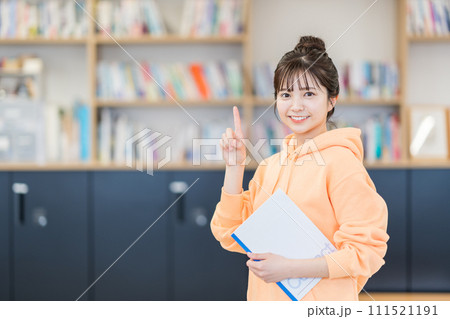 図書館にいる女子大学生。 図書館にいる女子大学生。 111521191