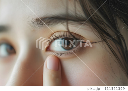 目元を指差す美意識高いアジア人女性 111521399