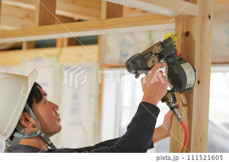 建築現場で作業をしている男性 111521605