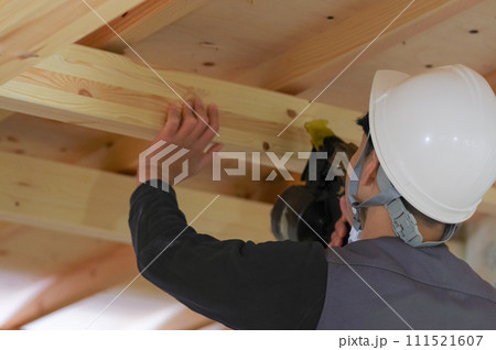 建築現場で作業をしている男性 建築現場で作業をしている男性 111521607