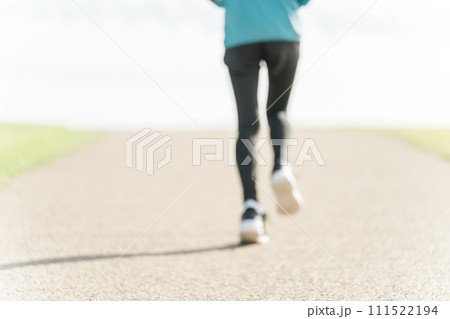 ピンボケしたアスリートの走る後ろ姿のイメージ（マラソン選手・ランニング・ジョギング） 111522194