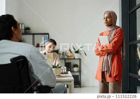 Manager making report to colleagues 111522226