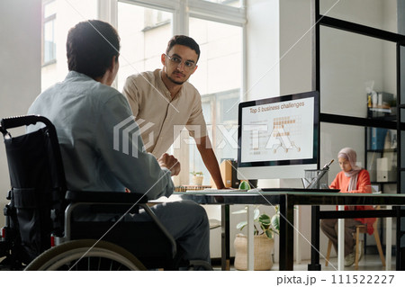 Managers discussing project points 111522227