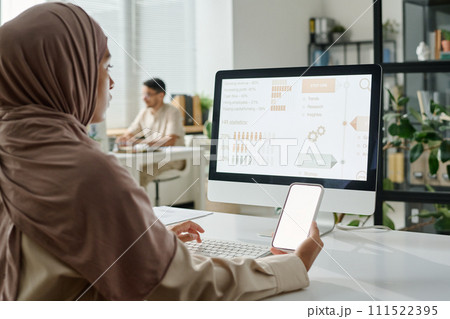 Muslim businesswoman working in office 111522395