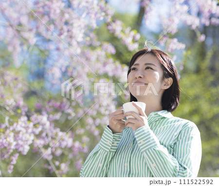 春を感じる可愛い女性 111522592