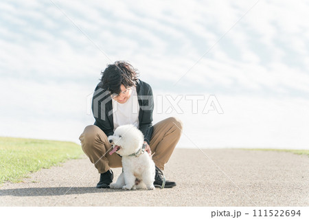 犬の散歩をする中年・ミドルの日本人男性 111522694