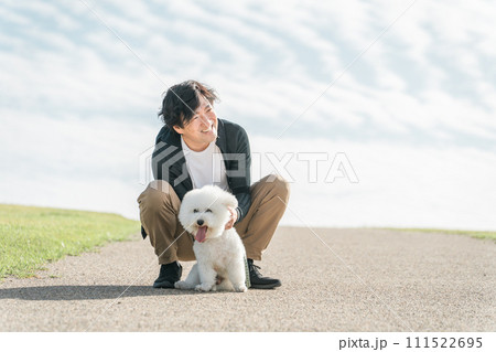 犬の散歩をする中年・ミドルの日本人男性 111522695