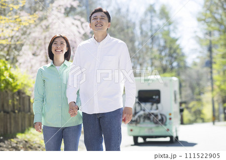 キャンピングカーで旅するカップル 111522905
