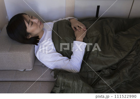 キャンピングカーで寝る女性 111522990