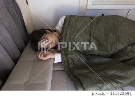 キャンピングカーで寝る女性 111522993