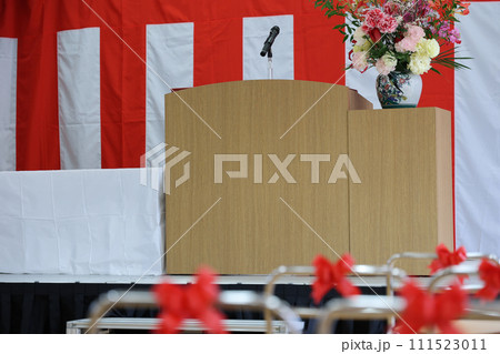 壇上に紅白幕が飾られている表彰式 111523011