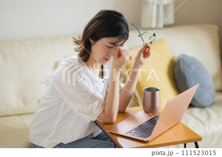パソコンを操作して目が疲れる女性・在宅ワーク・主婦の副業 111523015