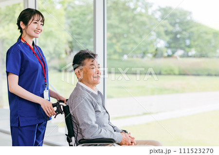 病院・介護施設にいる車椅子に乗った高齢者と医師・看護師 病院・介護施設にいる車椅子に乗った高齢者と医師・看護師 111523270