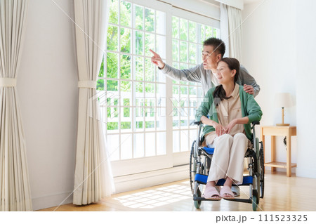 中高年 夫婦 車椅子 中高年 夫婦 車椅子 111523325