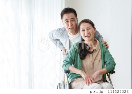 中高年 夫婦 車椅子 中高年 夫婦 車椅子 111523328