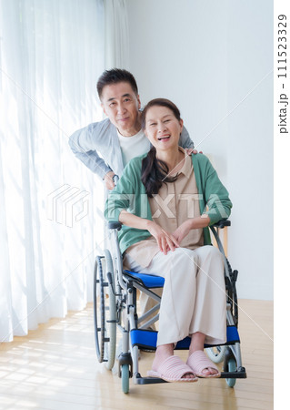 中高年 夫婦 車椅子 中高年 夫婦 車椅子 111523329
