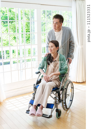中高年　夫婦　車椅子 111523331