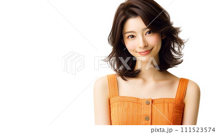 カメラ目線の女性 111523574