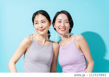 エクセサイズをする女性　 111523663