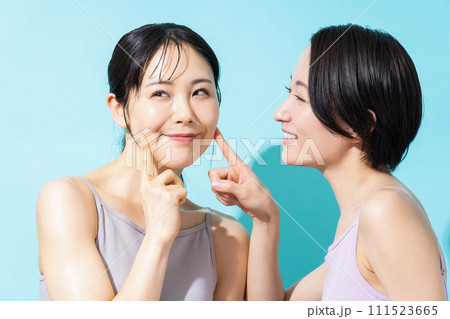 エクセサイズをする女性　 111523665