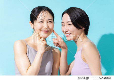 エクセサイズをする女性　 111523668