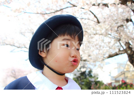 幼稚園の制服を着た幼児　入園式　卒園式 111523824