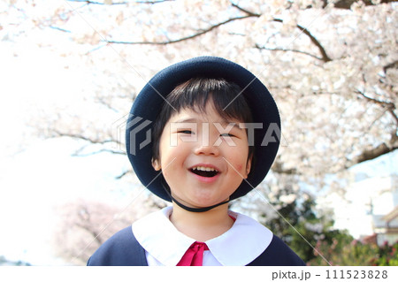 幼稚園の制服を着た幼児　入園式　卒園式 111523828