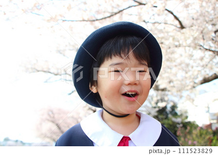 幼稚園の制服を着た幼児　入園式　卒園式 111523829