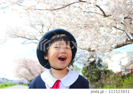 幼稚園の制服を着た幼児　入園式　卒園式 111523831